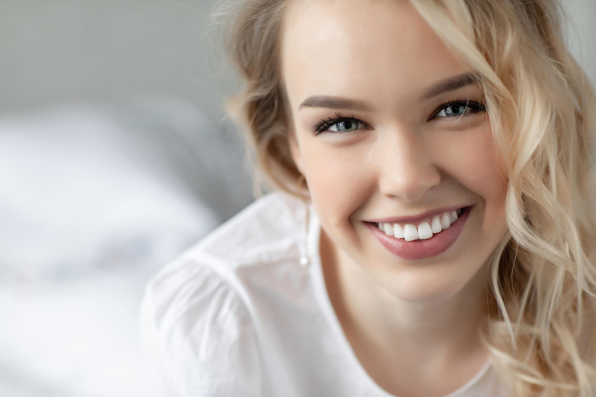 pretty womsn smiling
